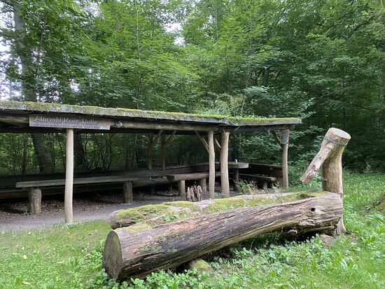 Die Hütte bietet ordentlich Platz und Sitzgelegenheiten.
Früher sogar noch mit "fließend Wasser" vor der Tür.