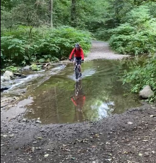 Ich musste zwar nicht absteigen, aber einen leicht nassen linken Schuh habe ich trotzdem bekommen. Das Wasser war doch tiefer als gedacht.
Ich habe es die Tage danach noch zweimal gewagt und mir jedesmal zwei nasse Füsse geholt. Bin beidemale weiter links gefahren. Da war es so tief, dass die Füsse immer komplett im Wasser waren.