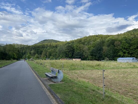 Betonbank an Strasse. Nicht schön, aber selten.