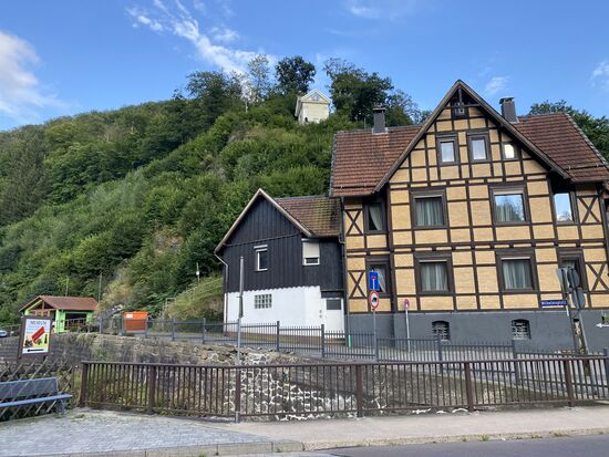 Hinten links, in dem kleinen grünen Häuschen ist ein Stück Eisenbahngeschichte zu bestaunen.