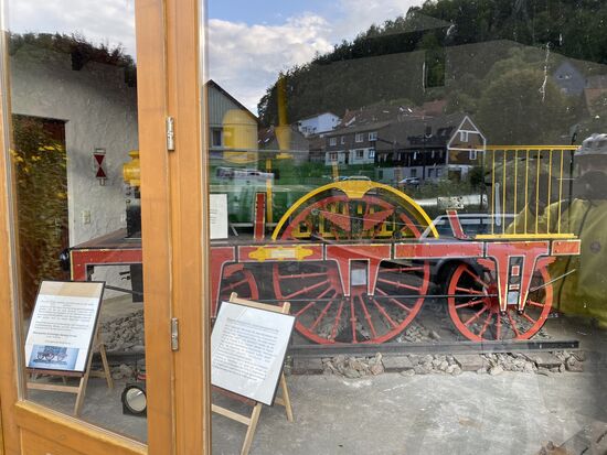 Ein Nachbau der ersten Lokomotive "Adler".
