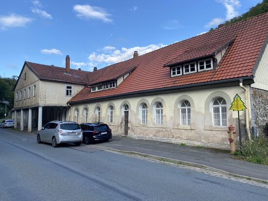 Das "Säulenhaus".
Die tragenden Säulen wurden in der gegenüberliegenden Hütte gegossen.
Früher war es ein Magazin (Lager) für die Hütte. Später wurden dort Wohnungen für die Hüttenarbeiter eingebaut.