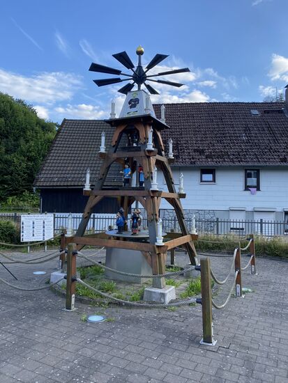 Eine typische "Harz Pyramide". Diesmal nicht mit Kerzen sondern alten Harzer Berufen.