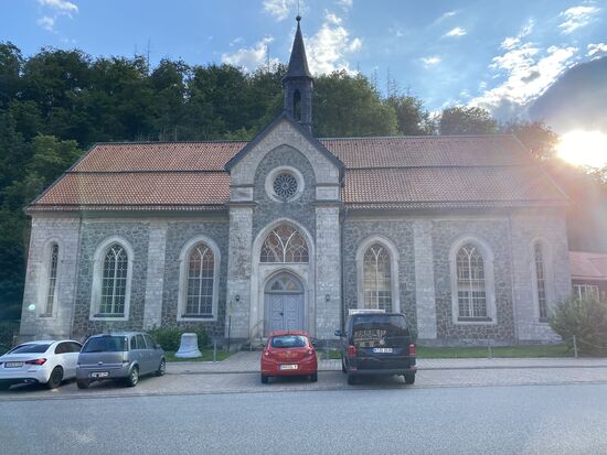 Die Kirche im Dorf (gelassen).