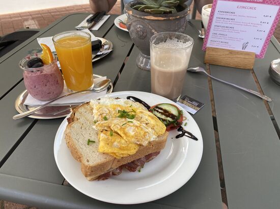 Das „herzhafte Frühstück“. Warmes Sandwich mit Käse und Schinken. Dazu Rührei, Birchler Müsli und O-Saft. Soll ja auch gesund sein.