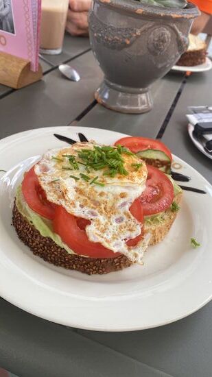 Sesamtoast mit Basilikumcreme. Kein Kommentar notwendig.