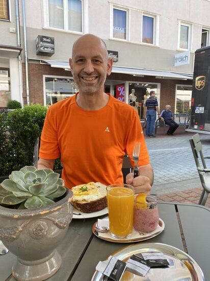 Wenn Mann ein solches Frühstück und eine attraktive Begleitung vor sich hat, dann ist gute Laune garantiert.