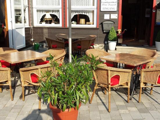 Plätze im freien gibt es nur direkt an der Strasse.