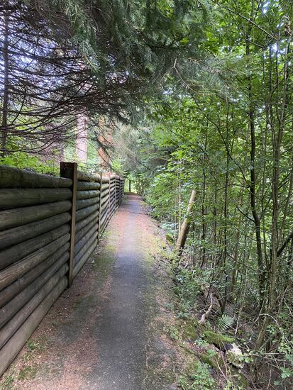 Abenteuerlicher Weg hinter einem Grundstück. Bis zum Ende haben wir uns gefragt, ob das wohl richtig ist. War es.