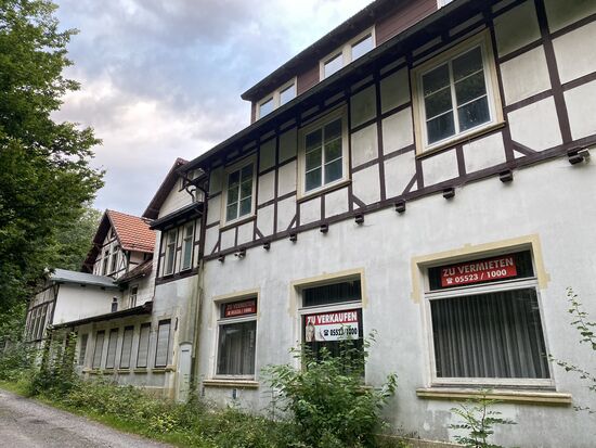 Zu kaufen oder zu mieten. 
Wir haben beide keine Idee, was daraus entstehen könnte, das sich rentiert.