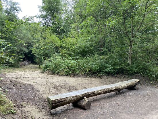 Das ist mal nee Bank. Groß und mächtig. Dient vor allem auch als Sperre für Autos. Gleich nebenan ist der Parkplatz zum Friedwald.