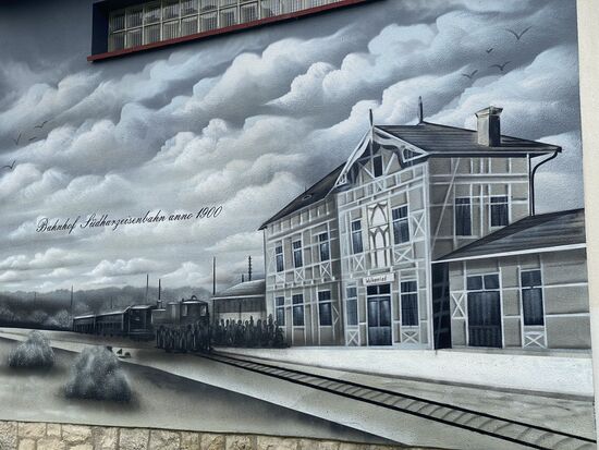 So sah der Bahnhof der SHE in Walkenried anno 1900 aus. Das Gebäude gibt es leider nicht mehr. Gemalt auf der Wand eines Stromverteilerhäuschen (hat die Größe einer Garage).