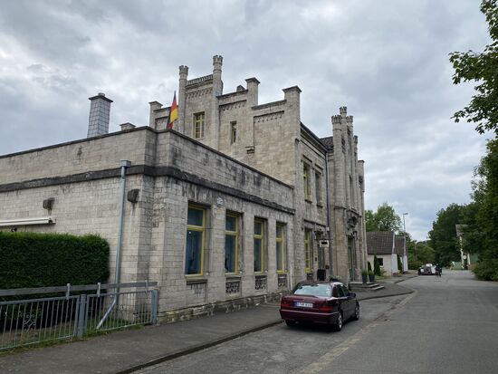 Dieses Gebäude hat die Adresse "Bahnhof 1". Wir haben es fälschlicherweise als das alte Bahnhofsgebäude gehalten. Nachdem wir es aber mit der Aufnahme vom echten Gebäude verglichen haben, war uns unser Irrtum bewusst.