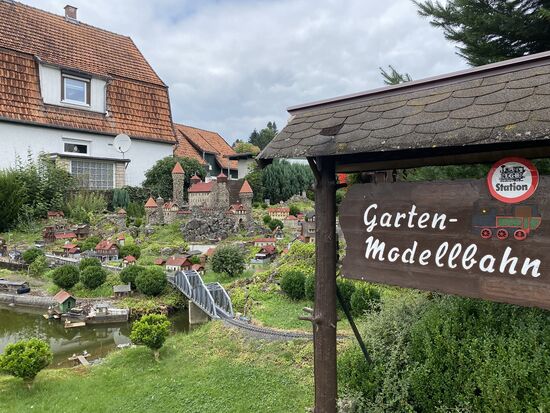 Passend gibt es direkt am Bahnhof einen Eisenbahn-Fan der eine sehr große und schöne LGB (Lehmann Garten Bahn) auf seinem Grundstück aufgebaut hat.