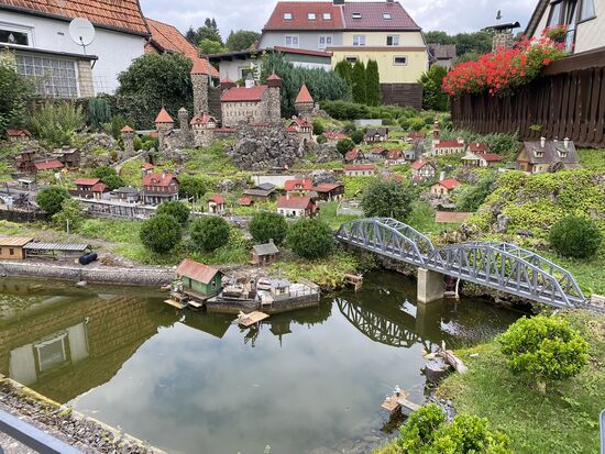 Es gibt dort wirklich viele kleine Details zu entdecken und nicht nur die Züge fahren. Es bewegen sich Schranken, eine Seilbahn und Autos.
Um das ganze in Bewegung zu setzen, wirft man 1€ in die aufgestellte Box und schon beginnt das Spektakel. Haben wir natürlich gemacht.