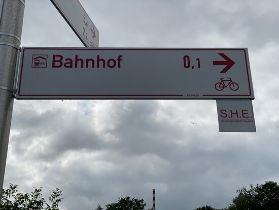 Hier geht es zum "echten" Bahnhof und irgendwie auch zur SHE Strecke. Aber dazu später mehr.