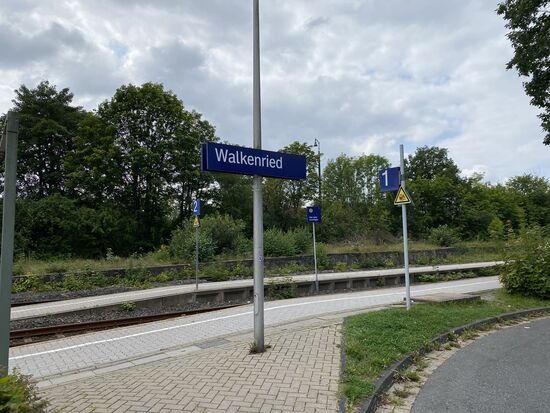 Der Bahnhof Walkenried. Ein typisch, ländlicher Bahnhof. Nur ein Schild und ein paar Wetterschutzhäuschen.