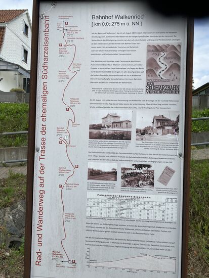 Hier ist die gesamte Strecke beschrieben und eine solche Tafel steht an jedem Haltepunkt.