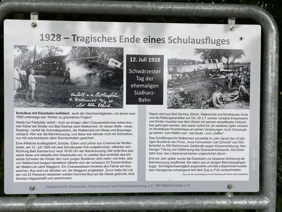 Auch solche Dinge passieren leider. Danach wurden neue Sicherheitsmaßnahmen eingeführt um den Bahnverkehr an Kreuzungen abzusichern.