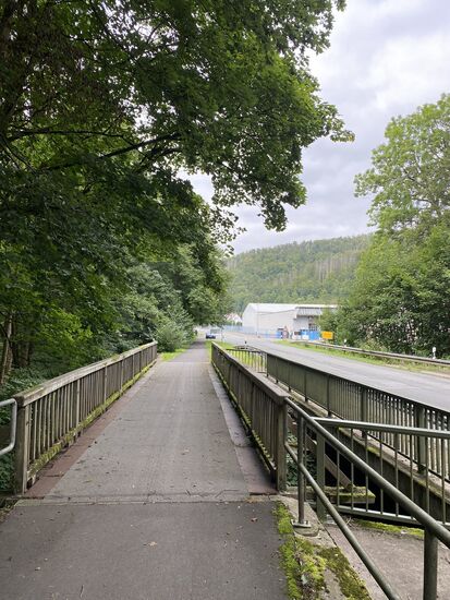 Alte Eisenbahnbrücke kurz vor dem Haltepunkt "Wieda-Süd"