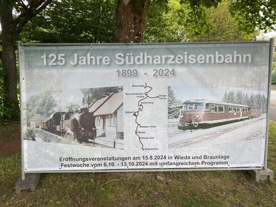 Am 15.08. sind wir auf der Rückfahrt von unserer Tour "Cafè Forellenteich &amp; Bahnhof Stöberhai" zufällig an der Eröffnungsveranstaltung in Wieda vorbeigekommen. 
Am Anfang des Urlaubs hatte ich ein solches Plakat in Bad Sachsa gesehen und fotografiert, weil ich dort hin wollte. Hab's aber wieder vergessen. War auch gut so. Dafür eine Radtour "sausen" zu lassen wäre schade gewesen. Wir haben doprt nur einen 5 Minuten Stop eingelegt. War nichts für uns.