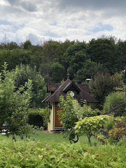 Das ist kein "normales" Gartenhaus, obwohl es in einem privaten Garten steht.
Steffi hatte herausgefunden, das es mehrere dieser kleinen Hütten gibt und sie eine besondere Bedeutung haben. Es sind ehemalige "Glockentürme". Wozu die auch immer gedient haben mögen.