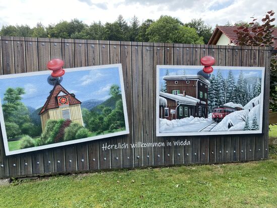 Stromverteilerhäuschen mit schöner Bemalung. Sieht man hier öfters.