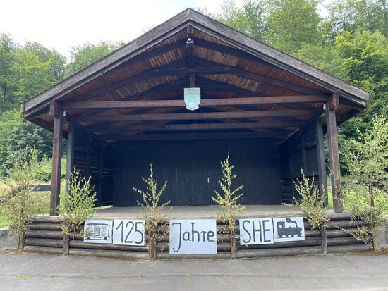 Hier war eine Musikanlage aufgebaut. Wahrscheinlich aber nur für Ansprachen.