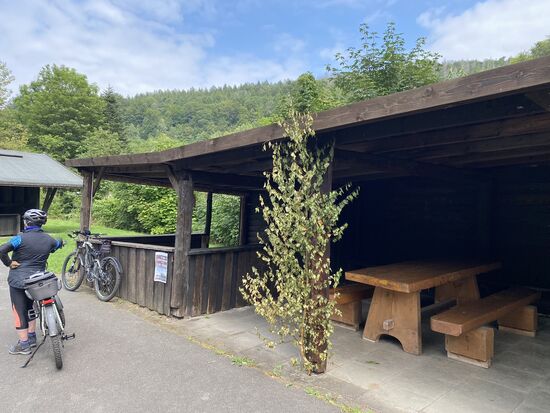 "Festlich" geschmückter Unterstand in dem die Feier stattfand.