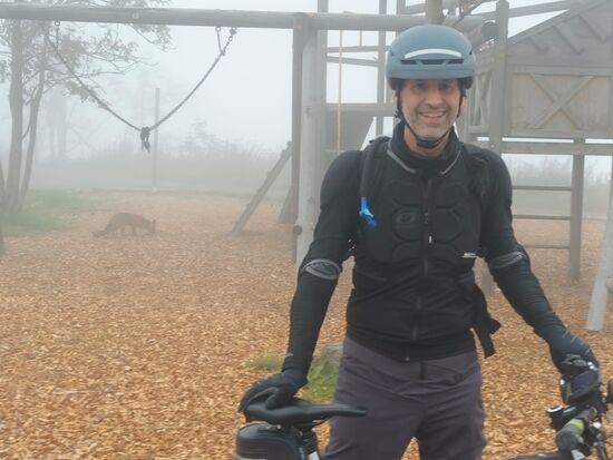 Interessant ist nicht der zufriedene, junge Mann im Vordergrund. Nein, der junge Fuchs im Hintergrund ist der Star. Der scheint sich auf dem Wurmberg heimisch zu fühlen. Umherlaufende Leute lassen ihn völlig kalt.