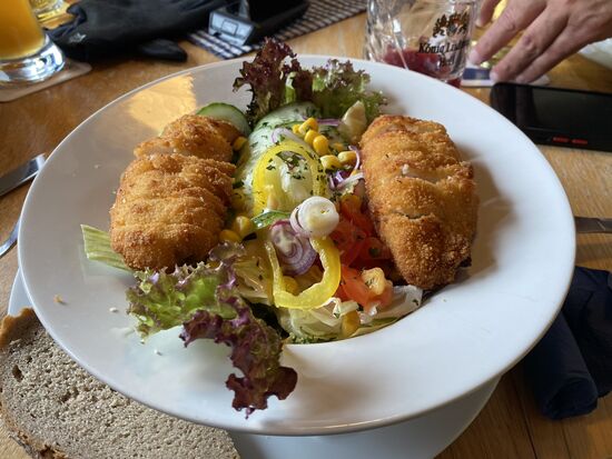 Backhend'l Salat. Sehr lecker. Gibt es nicht immer. Wenn, dann sehr zu empfehlen.