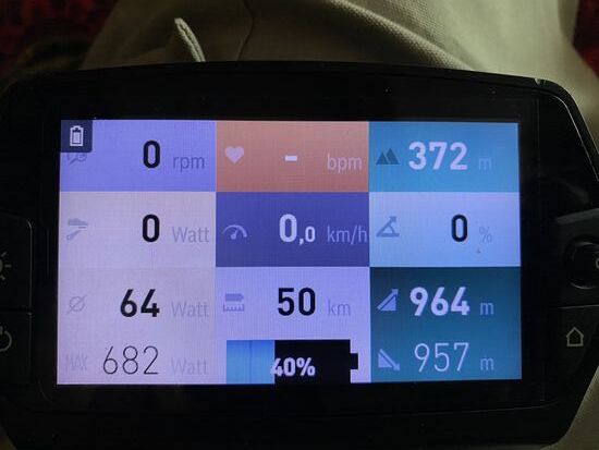 960 Höhenmeter. Max. habe ich einmal 682 Watt selber in die Pedale getreten. Das war am steilen Trail zum Bahnhof Schierke.