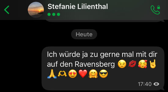 Nachdem ich Steffi einen eindeutigen, schriftlichen Antrag gemacht habe. hat sie sich nicht lange bitten lassen und gleich die Tourplanung begonnen.
P.S. Sie hat auf einen schriftlichen Antrag bestanden.
Den Sonnenuntergang auf dem Ravensberg zu erleben, ist sicherlich sehr romantisch.