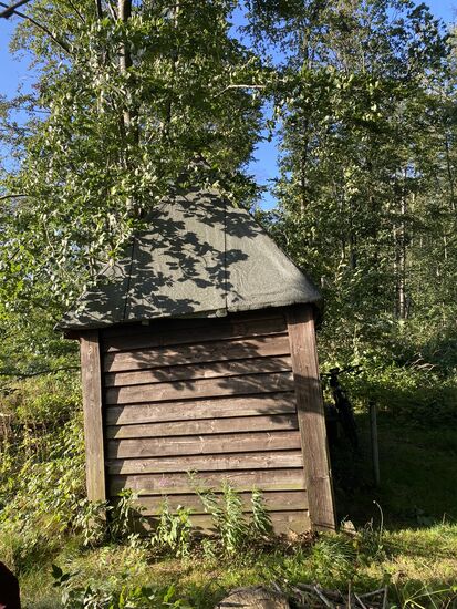 Es war recht kühl und auch sehr windig. Ob die Hütte von dem heutgen Wind so schief geworden ist, darf bezweifelt werden. Das Foto ist auf jeden Fall waagerecht aufgenommen.