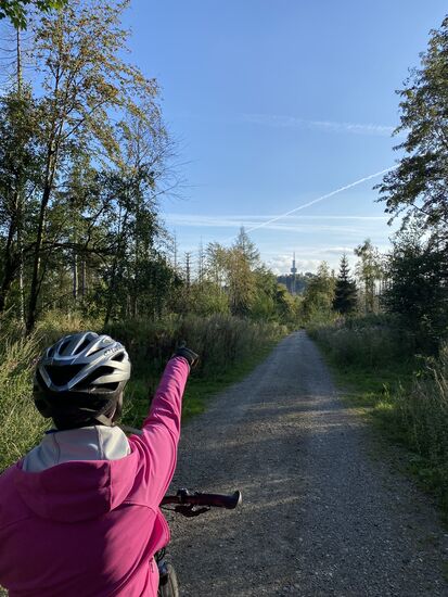 Da, schon wieder der Ravensberg. Diesmal von der anderen Seite.
Es gibt keinen gradlinigen Weg nach oben. Ersteinmal dran vorbeifahren und dann von hinten anschleichen. Ich komme mir vor wie ein Indianer.
Von hier aus sind es nur noch 1,4 km zu fahren.