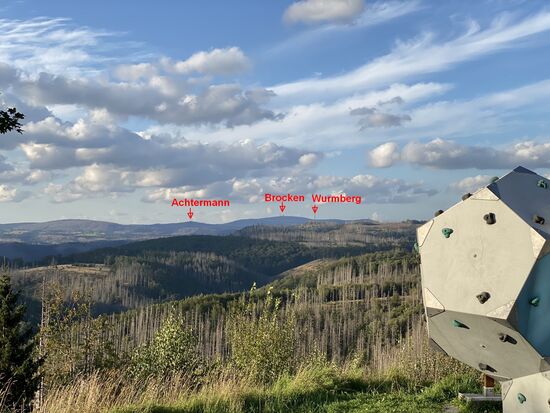 Der Brocken ohne Wolken. Das ist die Situation, die wir diesen Urlaub noch erleben wollen. Auf dem Brocken selber, versteht sich. Damit wir auch in die Ferne sehen können.
Laut dem Tour-Guide von Sonntag, kann man bei guter Fernsicht bis in den Hamburger Hafen schauen und erkennen, welche Schiffe be- und entladen werden. Das gilt es zu überprüfen.