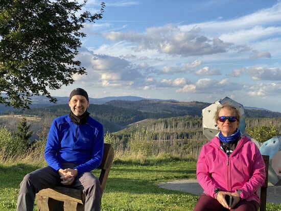 Mal wieder nette und vor allem aufmerksame Menschen getroffen.
Auf dem Gipfel war ein Familie beim Picknick.
Ich war gerade dabei zu probieren, wie bzw. von wo aus ein Foto gemacht werden muss, damit wir beide inkl. Brocken im Hintergrund auf dem Bild sind. Danach wollte ich ein Elternteil fragen, ob sie ein Foto von uns machen könnten.
Die Mutter kam aber schon von alleine auf uns zu und bot sich als Fotografin an.
Danach noch ein wenig Smalltalk über den Grund unseres Besuchs dort oben.
Solche Erlebnisse sind immer wieder schön.