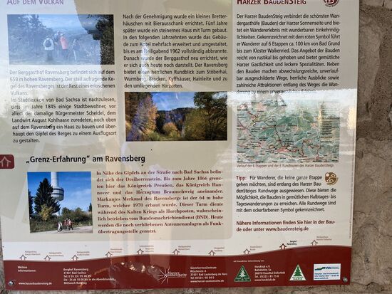 Wir wussten gar nicht, dass der Ravensberg ein erlöschener Vulkan ist. Es lohnt sich doch immer wieder, die Infotafeln auch mal zu lesen.