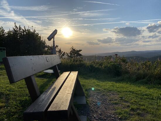 Mehr Sonnenuntergang war nicht drin. Wir mussten ja auch noch wieder mit den Rädern zurück. 
Wir sind zwar mit Fernlicht!! am Rad ausgerüstet, aber im dunkeln durch die Wälder und über Schotterwege, dass ist nichts für Steffi. Ich mag das schon. Kann ich dann wieder zu Hause auf meiner Hausstrecke machen.
