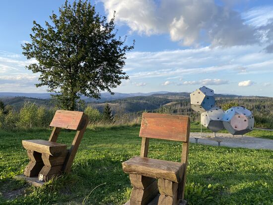 Steffi's Thron, und in gebührendem Abstand der Platz für den Gemahl.