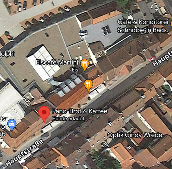 Der Shoppingtempel „Rudolphi“ ist unbedingt einen Abstecher wert. Er beginnt rechts oben beim roten Auto und endet erst an der Abbiegung (beim Taschensymbol). Das spannende ist, dass dazwischen noch viele kleine Einzelhandelsgeschäfte bestehen, die alle von der Hauptstraße aus zugänglich sind. Das Rudolphi hat seine Geschäftsbereiche an der Rückseite miteinander verbunden. Mann läuft also hinter allen anderen Geschäften lang.