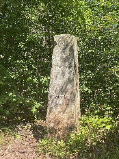 Die „Wasserscheide“. Hier trennt sich die …