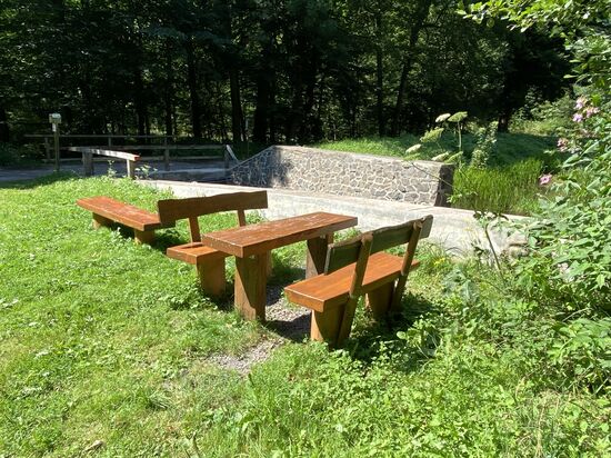 Glücklicherweise gibt es 50m weiter diese neue Bank mit einer schöneren Aussicht.