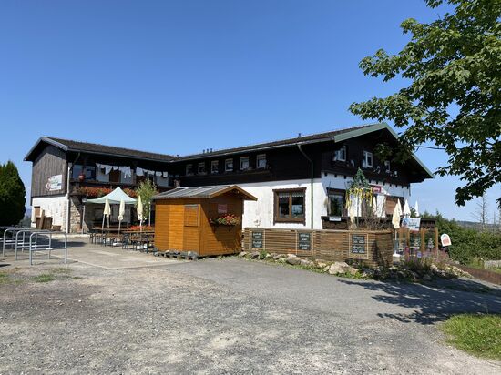 Die „Ravensberg Baude“. Zum Glück Ruhetag. Sonst hätte ich noch einen Germknödel verdrücken müssen 