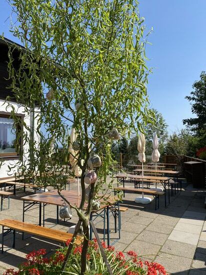 Tassen im Baum. Überhaupt ist das ganze Haus recht liebevoll mit allerhand Dingen dekoriert.
