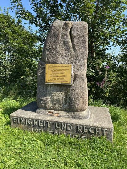 Denkmal mit, für die heutige Zeit sehr ungewöhnlicher Entfernungsangabe: 46.000 Meter. 
Ich hatte erst an Kilometer gedacht und mich dann gewundert. Das wäre ja einmal um die Erde rum.