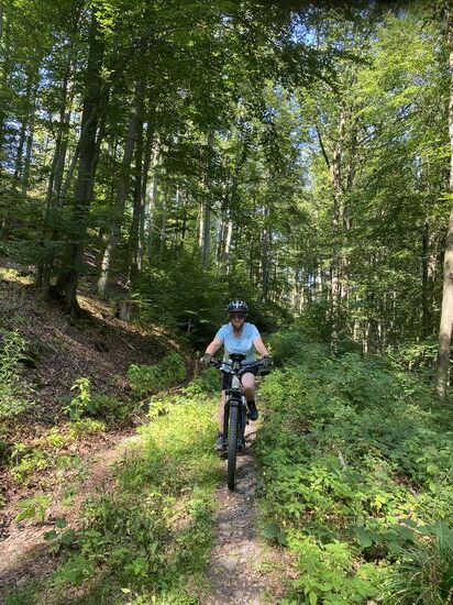 Dafür haben wir diese schöne, lange und steile Abfahrt gefunden. 
Ich musste mich ordentlich beeilen damit ich noch ein Foto von Steffi machen konnte. Sie lässt es mittlerweile bergab auch ganz gut „laufen“.