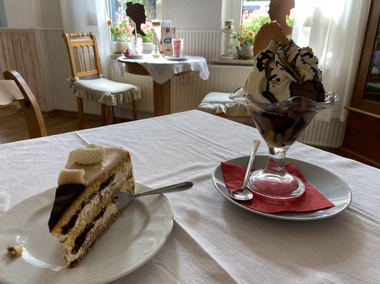 Pflaumenmus- Marzipan- Mohn Torte.
Wer Kuchen mag, muss diese ungewöhnlichen Kreationen probieren.
