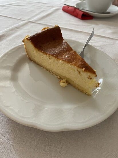 Klassischer Käsekuchen.
Was ich besonders schätze; die Kuchen sind nicht so süß. Dadurch kommt der Geschmack der Zutaten viel besser zur Geltung.