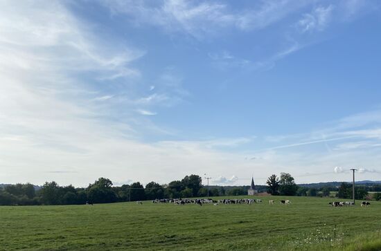 Der Kirchturm von Mackenrode ist in Wirklichkeit viel höher. Er liegt nur in einer Senke, welche auf de n ersten Blick nicht gleich zu erkennen ist.